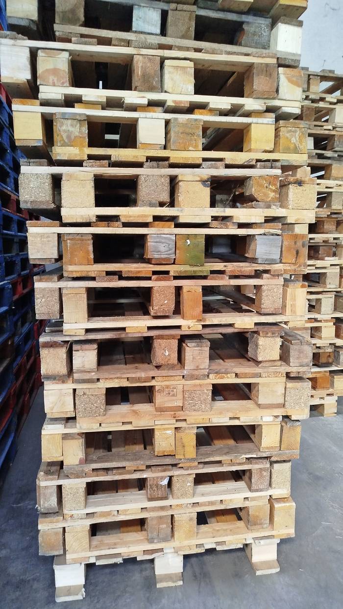 Columna de palets recuperados en stock